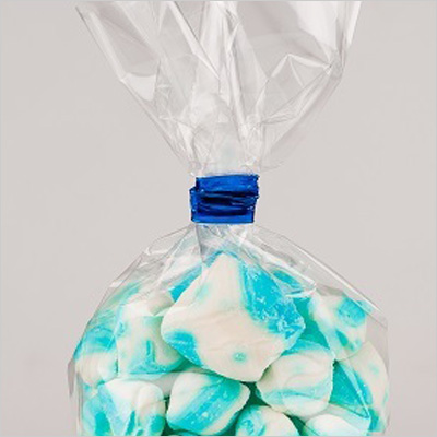 Fermer des sachets de bonbons